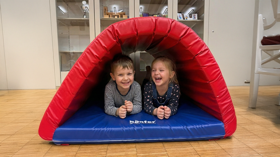 Ein Spieltunnel für beeinträchtigte Kinder
