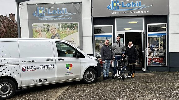 Maxime erhält dank großzügiger Spenden eine besondere Laufhilfe