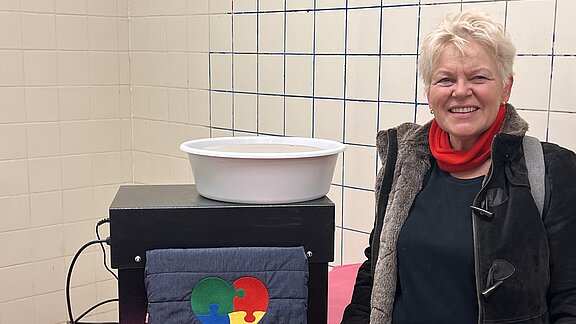 Stiftung Buntes Herz spendet Töpferscheibe an Frida-Kahlo-Schule